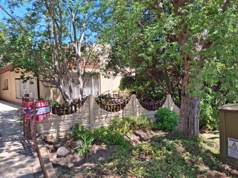 Charming 3-Bedroom Oasis with Expansive Outdoor Space - Photo 2
