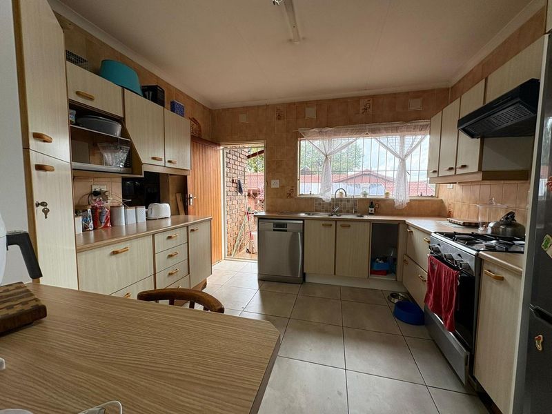 4 Bedroom House for Sale in Mulbarton - Photo 9