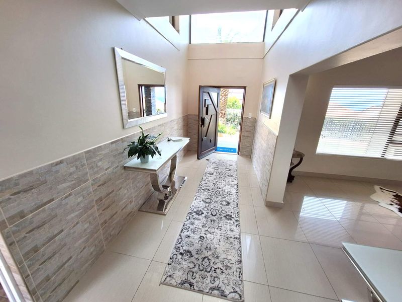 Spacious 5 Bedroom House with Stunning Ocean View in Dana Bay - Photo 3