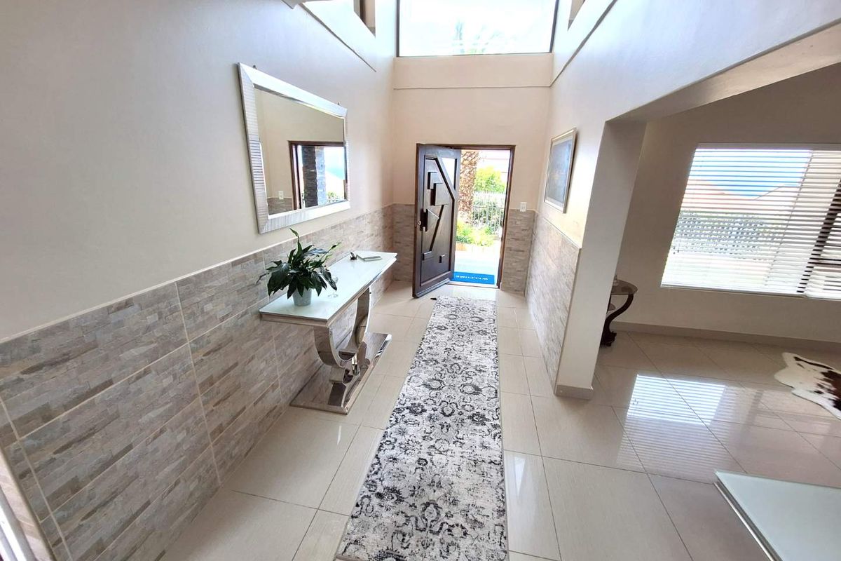 Spacious 5 Bedroom House with Stunning Ocean View in Dana Bay - Photo 3
