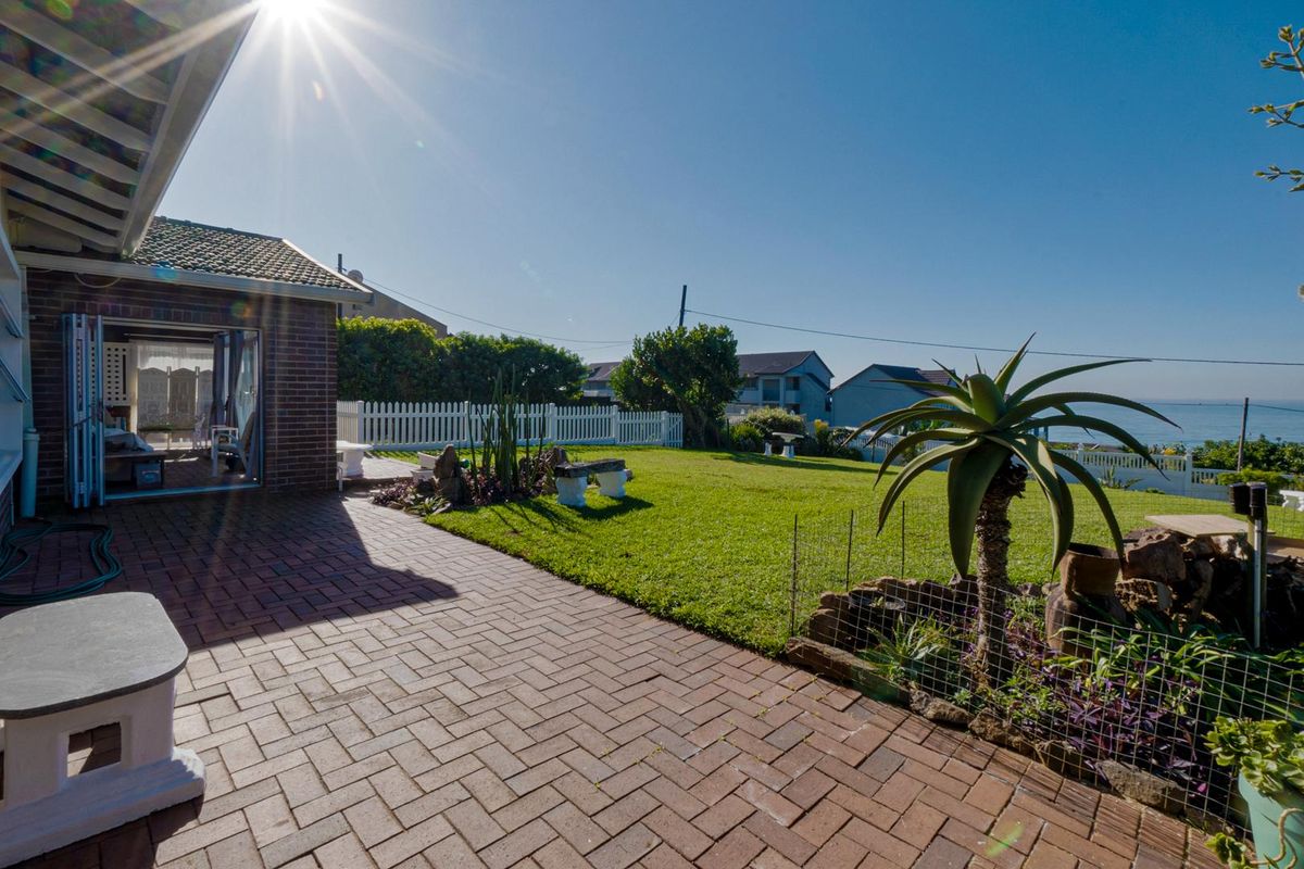 Magical ocean views in a modern home - Photo 5