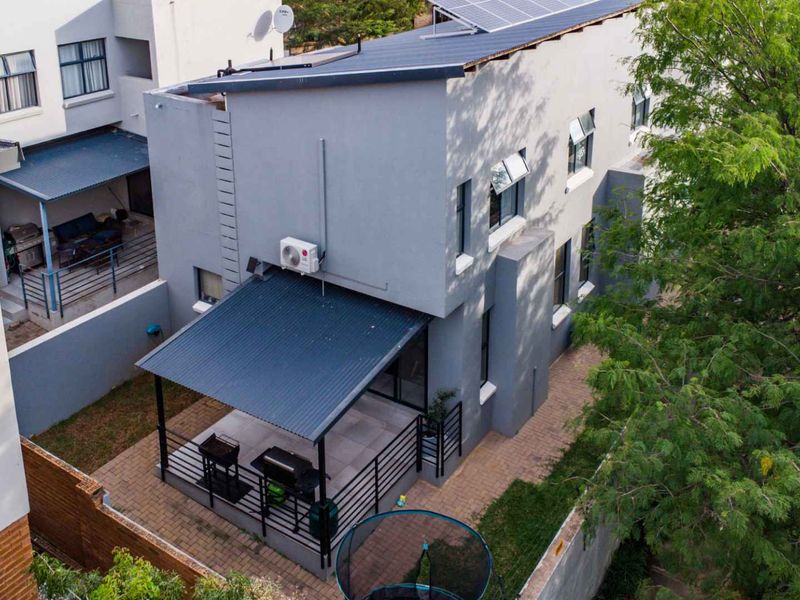 Modern, Solar-Powered 3 Bedroom Home in Sought-After Estate - Photo 3