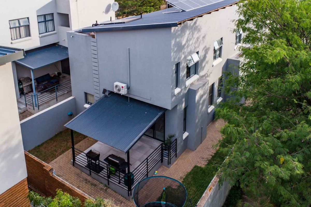 Modern, Solar-Powered 3 Bedroom Home in Sought-After Estate - Photo 3