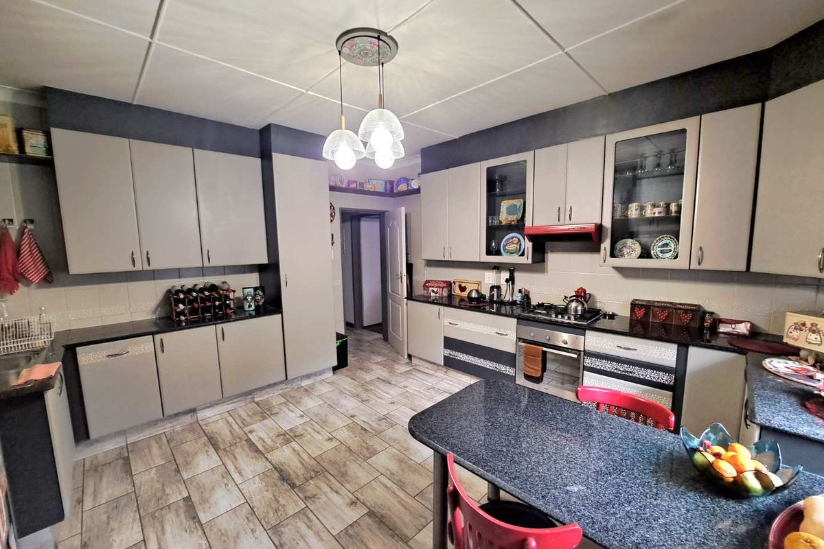4 Bedroom Home for Sale in Cinderella - Photo 3