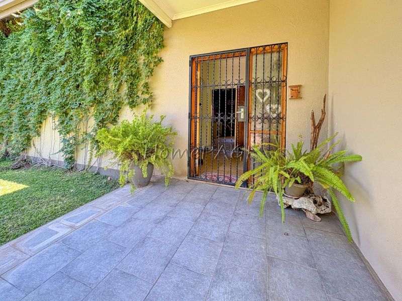Otjiwarongo:  Neat home with flat on large plot is for Sale - Photo 7