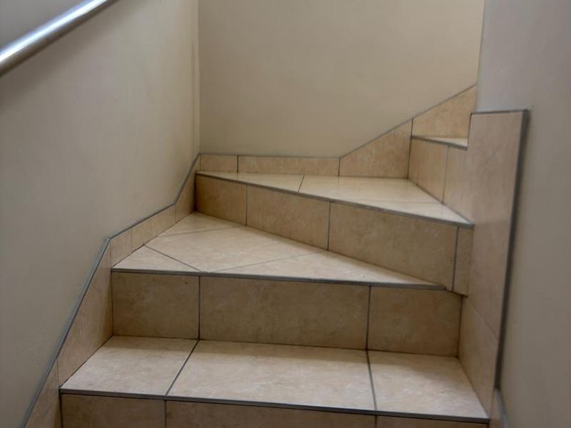 Modern Living: 2-Bed Townhouse with Private Courtyard - Photo 3