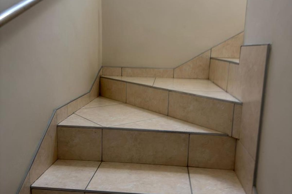 Modern Living: 2-Bed Townhouse with Private Courtyard - Photo 3