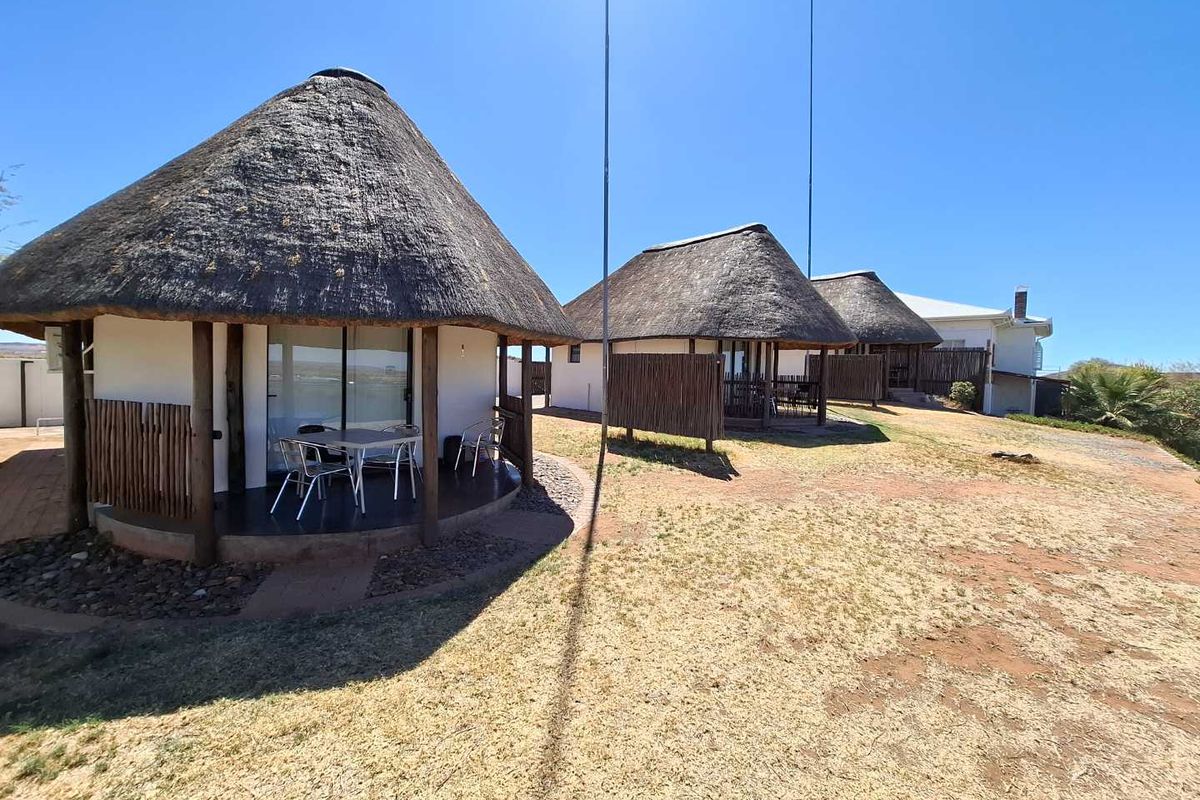 ENDLESS POSSIBILITIES! HOME WITH CHALETS AND PANORAMIC VIEWS. - Photo 2