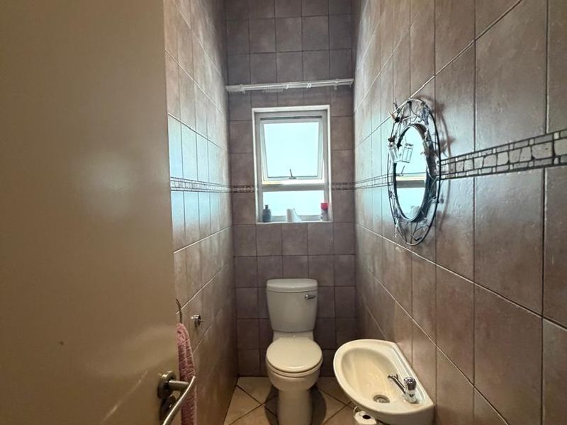 🏡 Property for Sale – Spacious Home with Income Potential - Photo 6