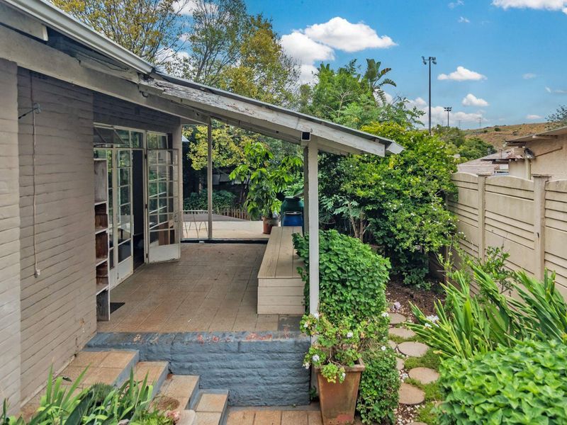 Beautifully Landscaped Garden with Covered Patio Retreat - Photo 4