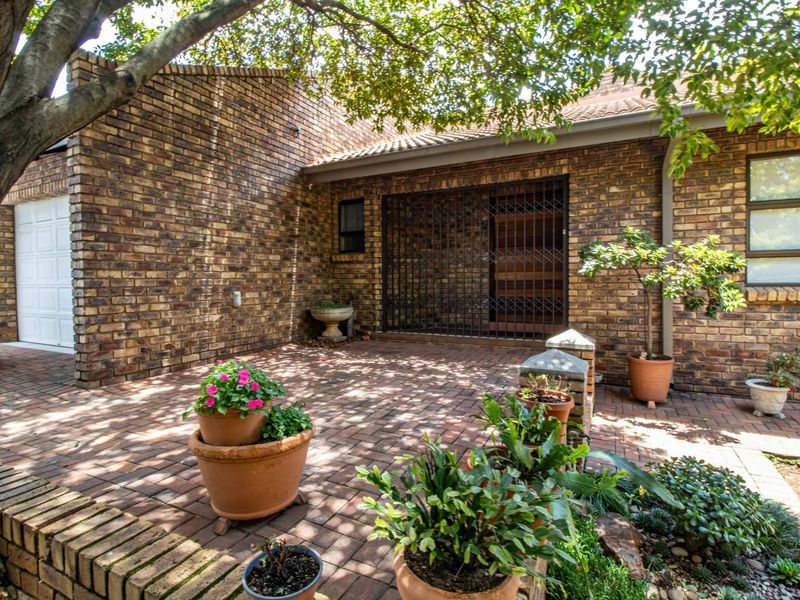 Modern 3 Bedroom Home with Bachelor’s pad for Sale in Glenvista! - Photo 6