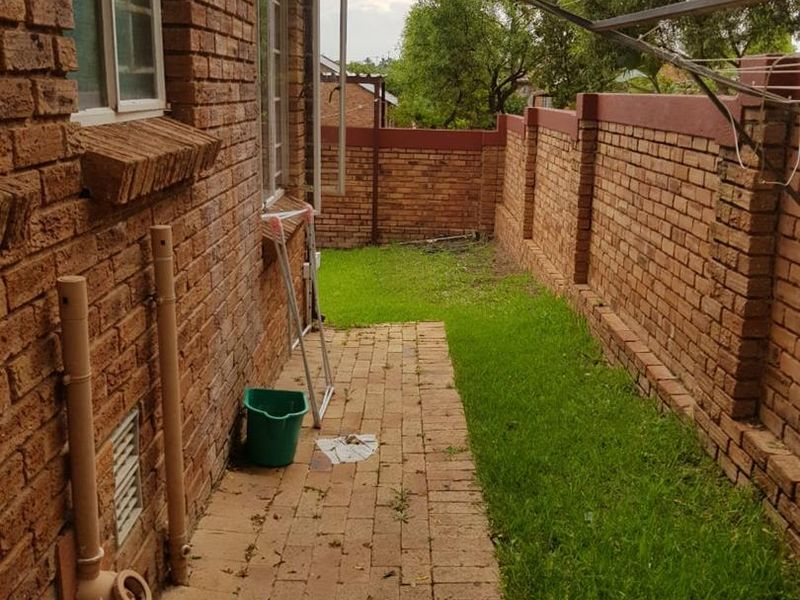 2 Bedroom Townhouse For Sale in Honeydew Ridge - Photo 3