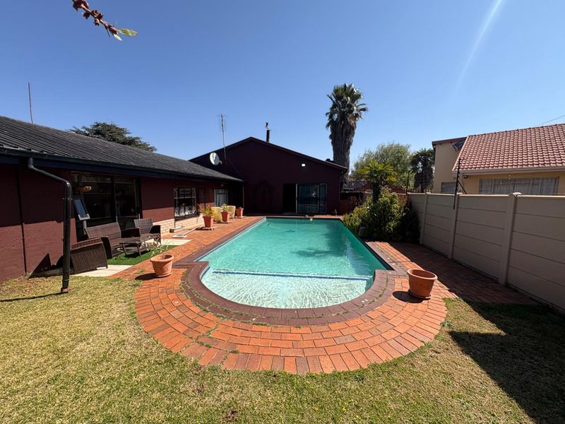 Stunning suburban home with 2 flatlets - Photo 2