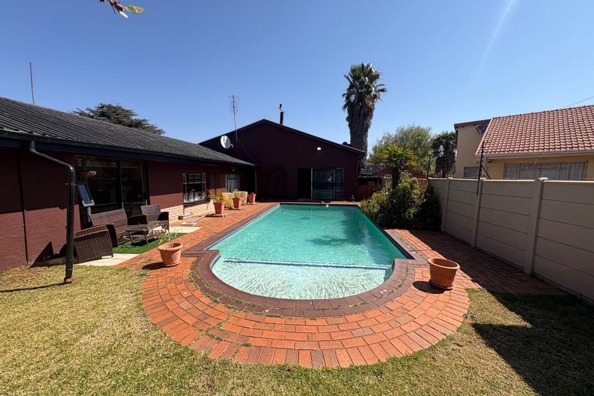 Stunning suburban home with 2 flatlets - Photo 2