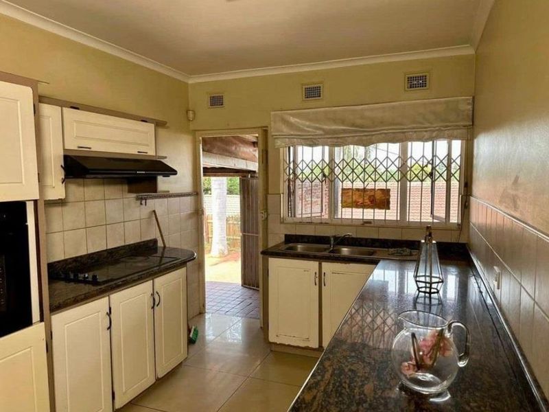 4 bedroom low maintenance home for sale in Sunningdale - Photo 8