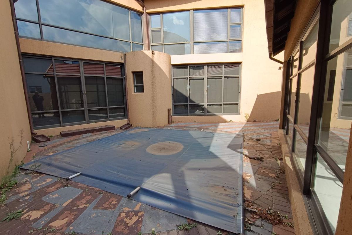 VALLEY VIEW ESTATE -  4 BEDROOM HOUSE WITH A GYM & STUDY - Photo 4