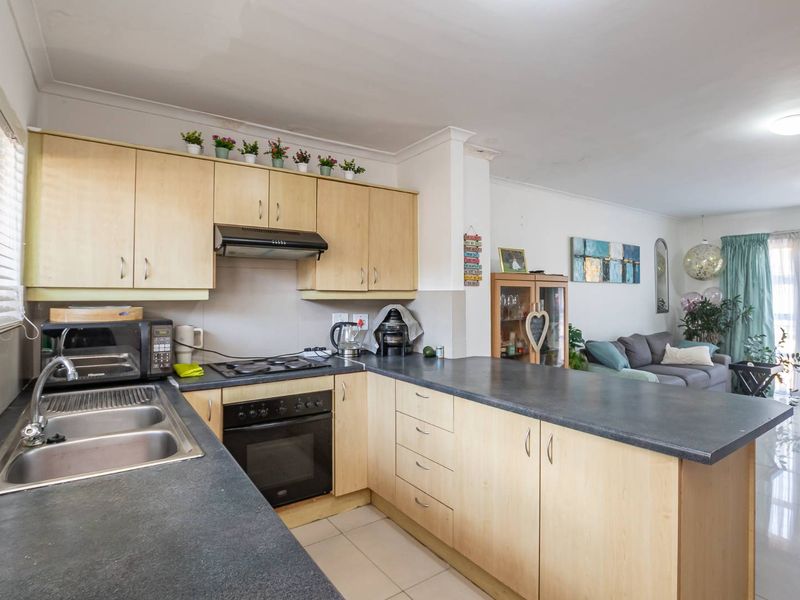 Charming 2-Bed Apartment in Wynberg Village - Photo 4