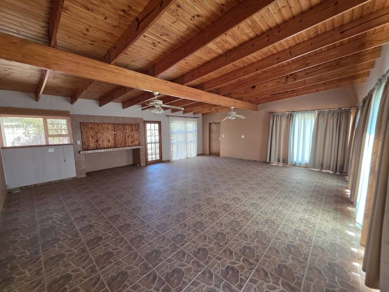 Massive 4-bedroom, 3-bathroom house for sale in Henties Bay Noord Buin - Photo 9