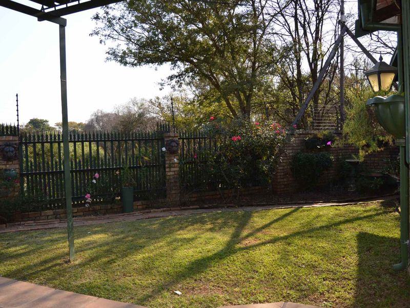 Lovely 3 Bedroom House in Secure Estate - Photo 4