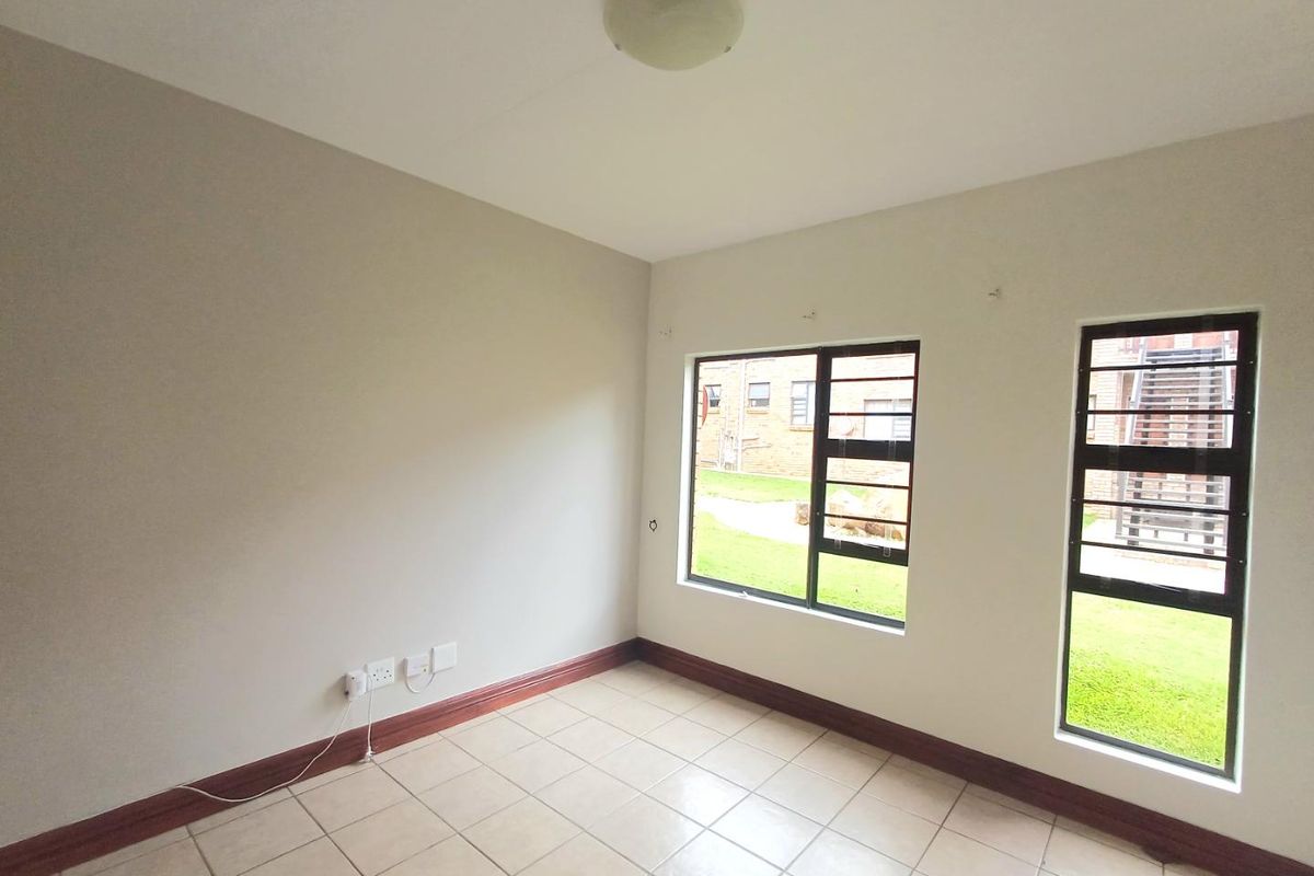 Modern ground floor apartment in a low maintenance complex - Photo 2