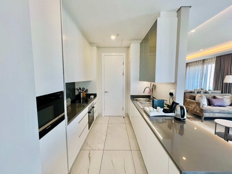 Experience Unrivaled Luxury: Fully Furnished 2-Bedroom Apartment at The Leonardo - Photo 10