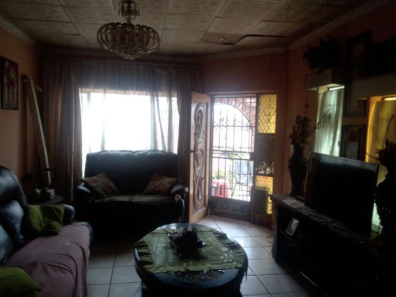 Charming Home with Expansive Yard and Versatile Outdoor Room! - Photo 8