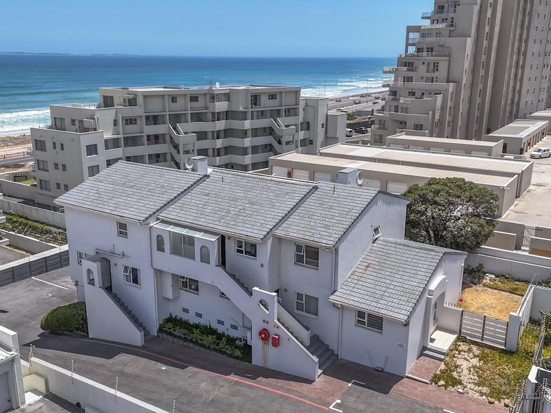 Super Spacious Luxury 3-Bedroom with Sea Views - Photo 3