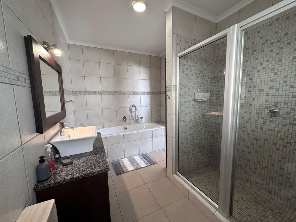 Flatlet 1 with ensuite bathroom and own entrance from outside. 