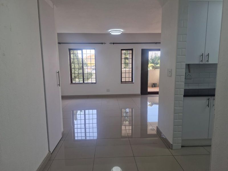 Renovated Top Floor Duplex Apartment - Photo 5