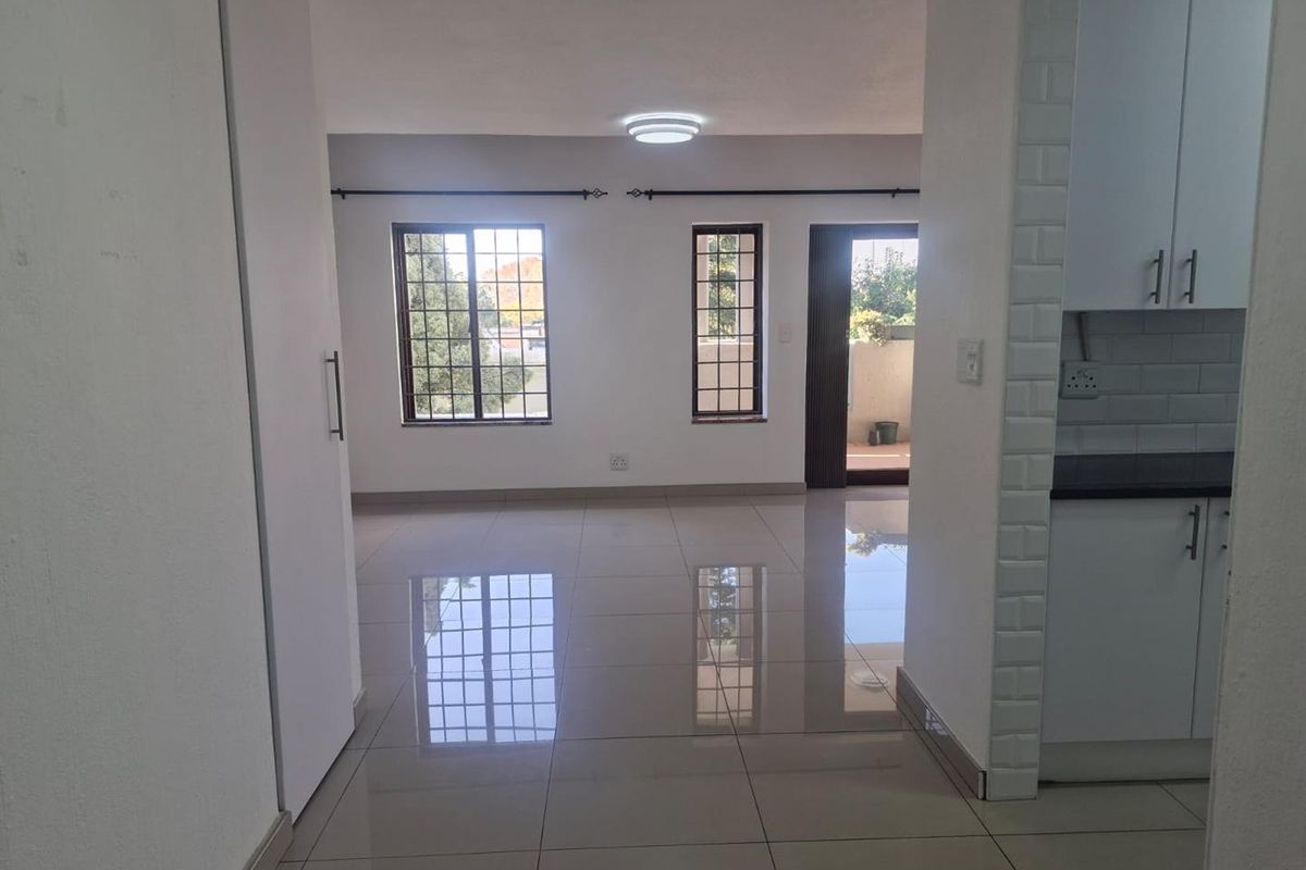 Renovated Top Floor Duplex Apartment - Photo 5