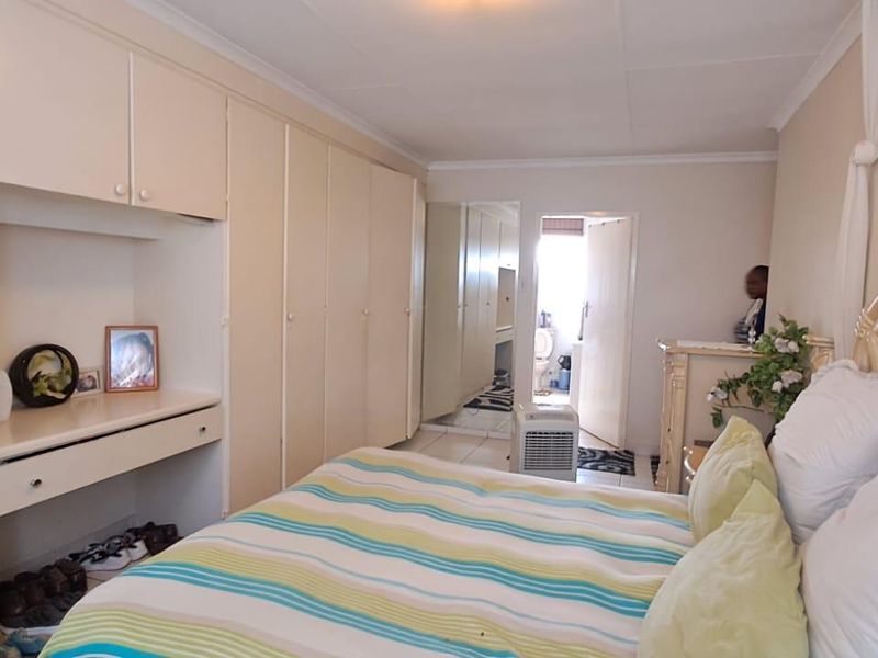 Low-Maintenance Simplex with Space to Breathe - Photo 6