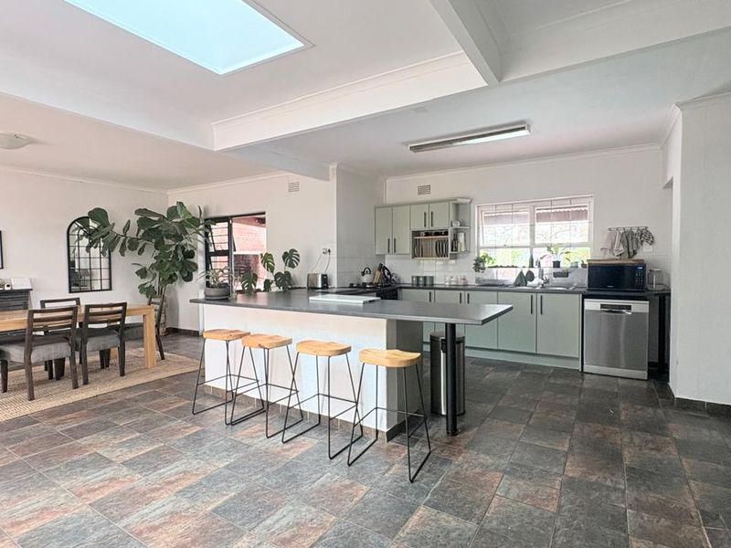 Spacious 3-Bedroom Family Home with Pool, Garden & Entertainment Areas - Photo 2