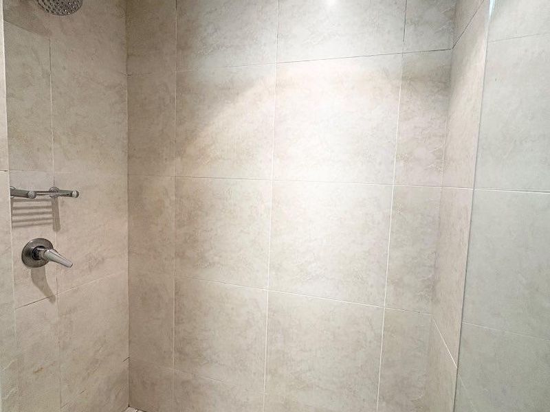 Unfurnished Executive Apartment - Photo 10