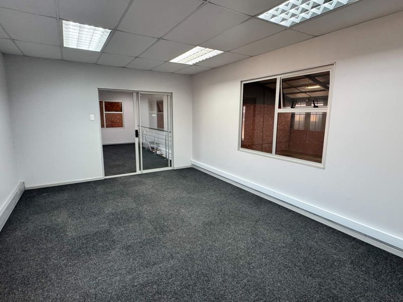Secure Business Park - Warehouse with good height, available immediately! - Photo 4