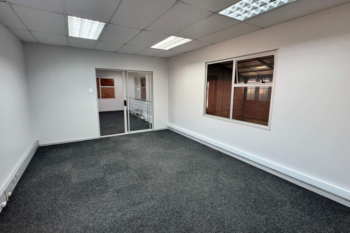 Secure Business Park - Warehouse with good height, available immediately! - Photo 4