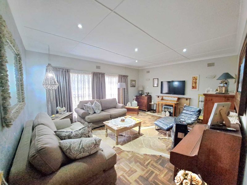 4 Bedroom Home for Sale in Cinderella - Photo 8