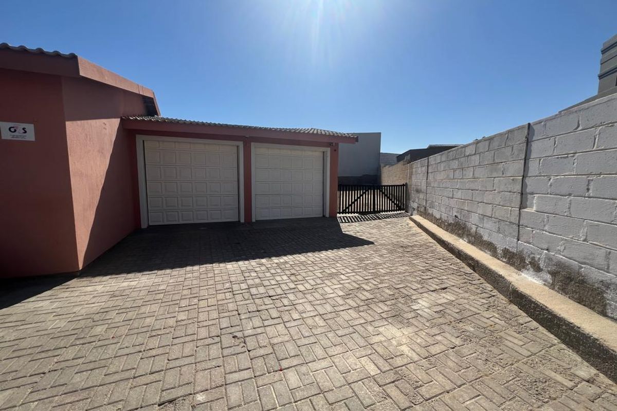 FOR RENT - 4 BEDROOM HOUSE IN A QUIET AREA OF OCEAN VIEW, SWAKOPMUND - Photo 2
