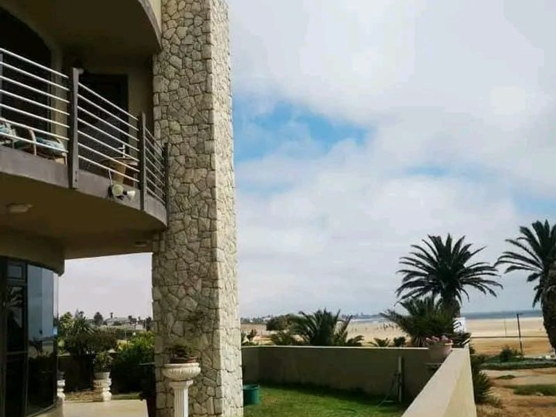 Beautiful 5 Bedroom House with 5 Bathrooms in Swakopmund , Waterfront - Photo 5