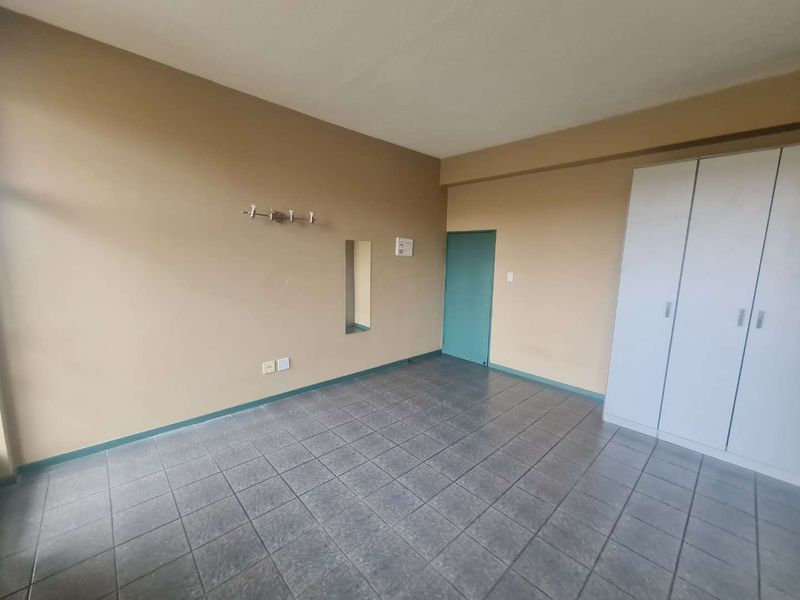 Charming First-Floor Bachelor Apartment for Sale in Richmond - Photo 6
