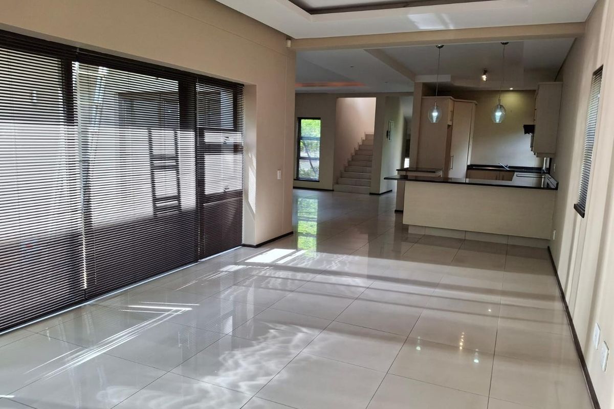 A MAGNIFICENT TWO BEDROOM UNFURNISHED TOWNHOUSE - Photo 4