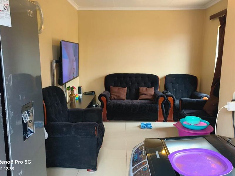 Clayville R 850 000 - Family Home! - Photo 4