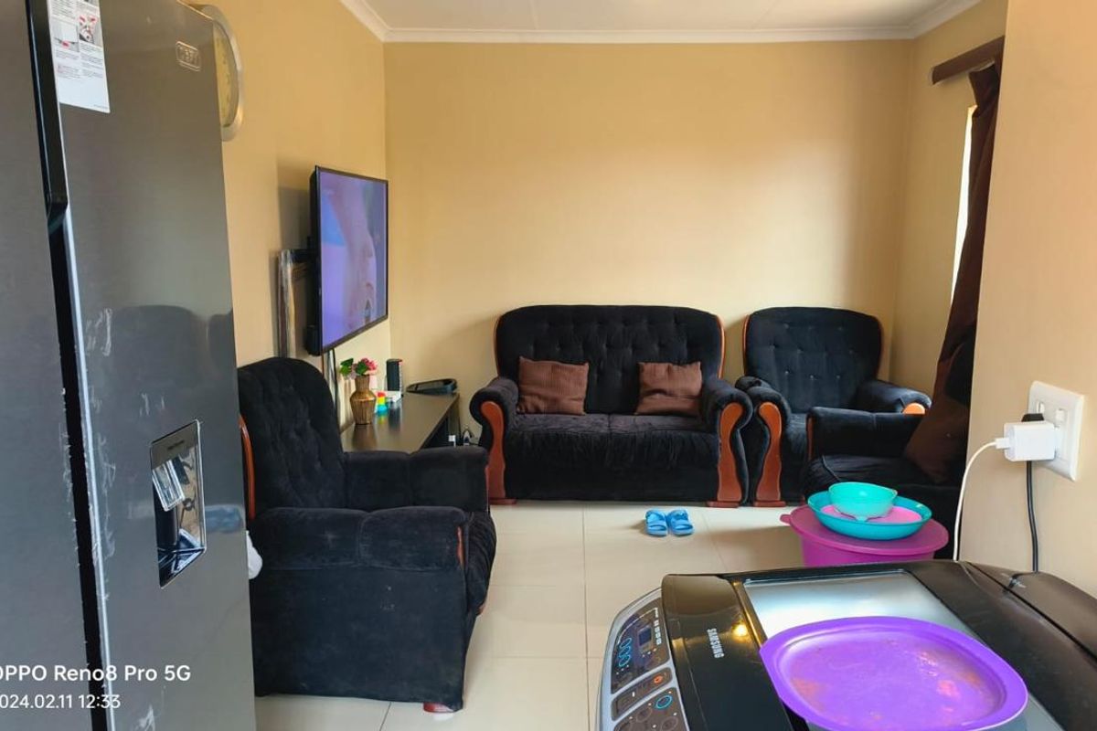 Clayville R 850 000 - Family Home! - Photo 4