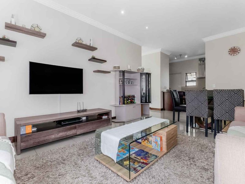 IMMACULATE 3 BEDROOM 2 BATHROOM CLUSTER HOME FOR SALE - Photo 3