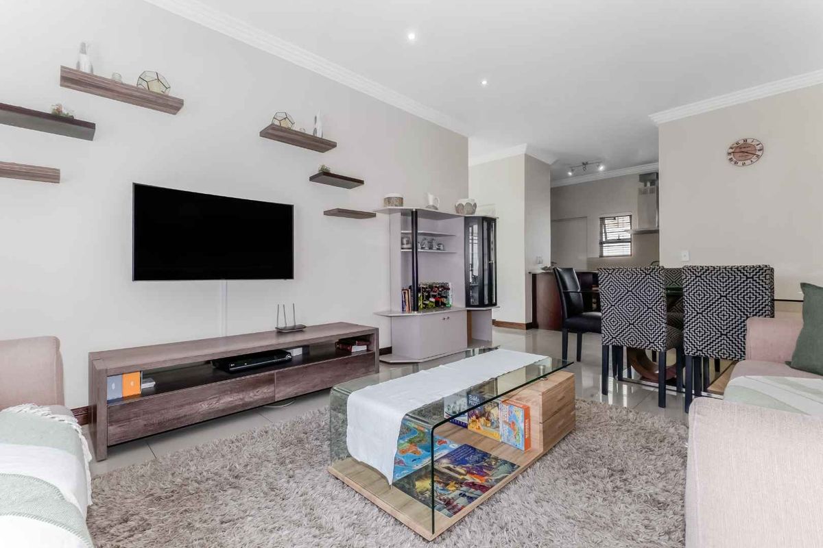 IMMACULATE 3 BEDROOM 2 BATHROOM CLUSTER HOME FOR SALE - Photo 3