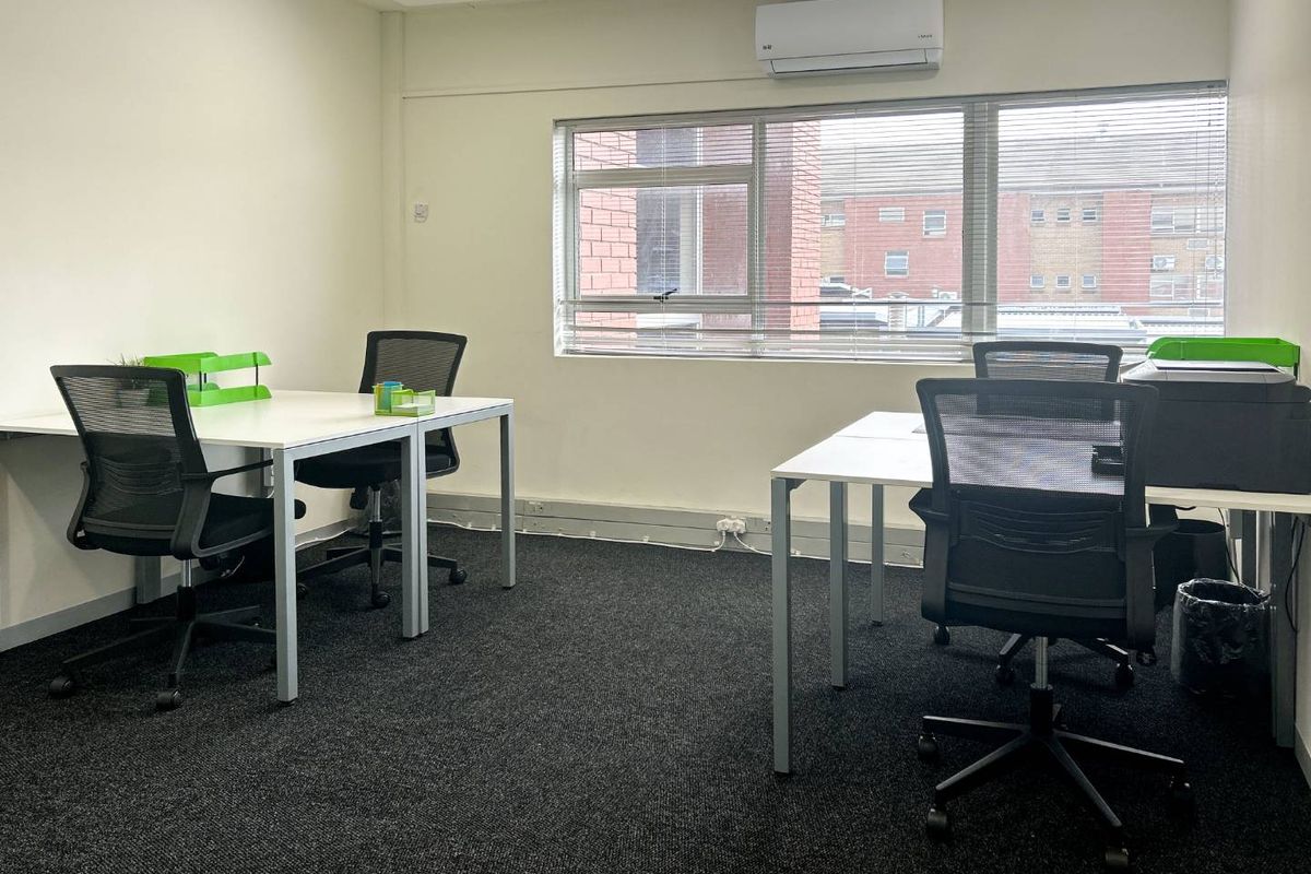 Private office space for 3 persons in Regus Secure Office Park - Photo 4