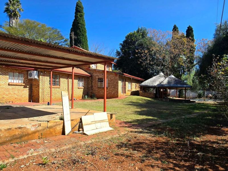 Secure, Spacious 5-Bedroom Home with 2 Flatlets, Garden, Pool & More - Photo 7
