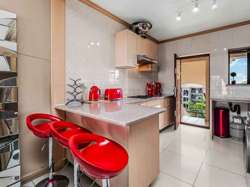 TOP FLOOR LOFT APARTMENT, BOASTING LOADS OF NAURAL LIGHT AND IN A FANTASTIC LOCATION - Photo 5