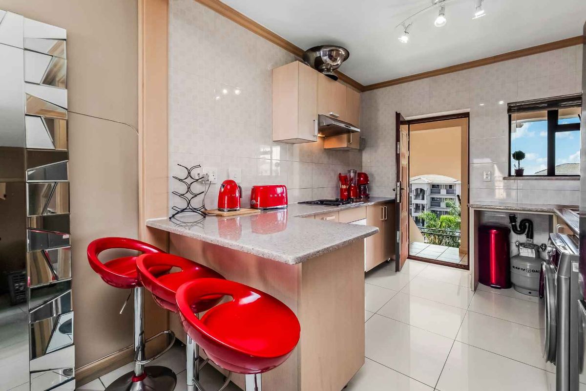 TOP FLOOR LOFT APARTMENT, BOASTING LOADS OF NAURAL LIGHT AND IN A FANTASTIC LOCATION - Photo 5