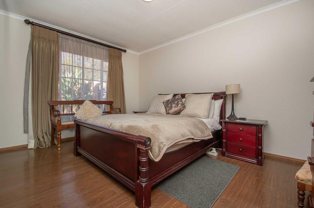 Spacious, sunny lounge 