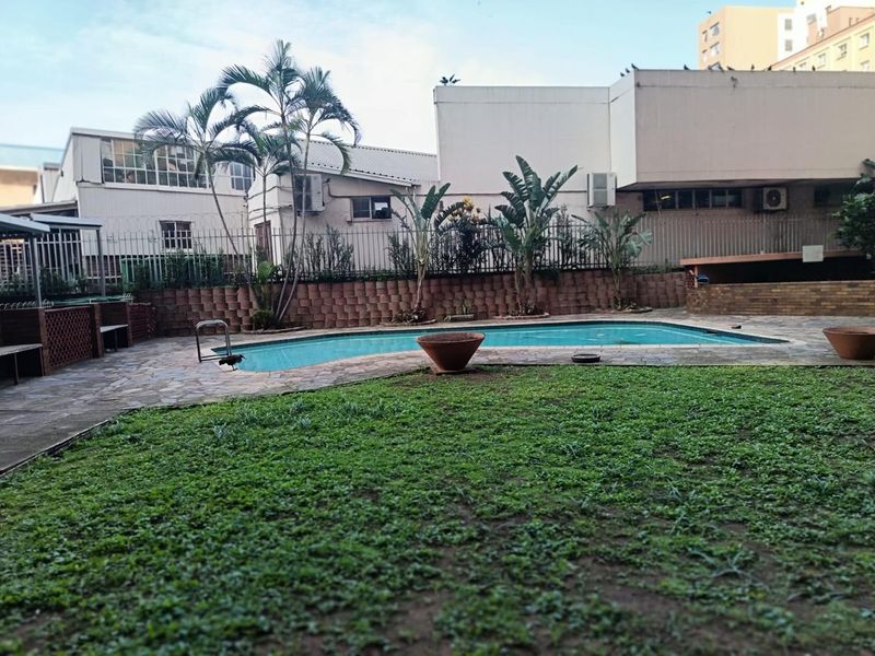 3. Family-Friendly 2-Bedroom Near Schools & Transport Links! - Photo 1